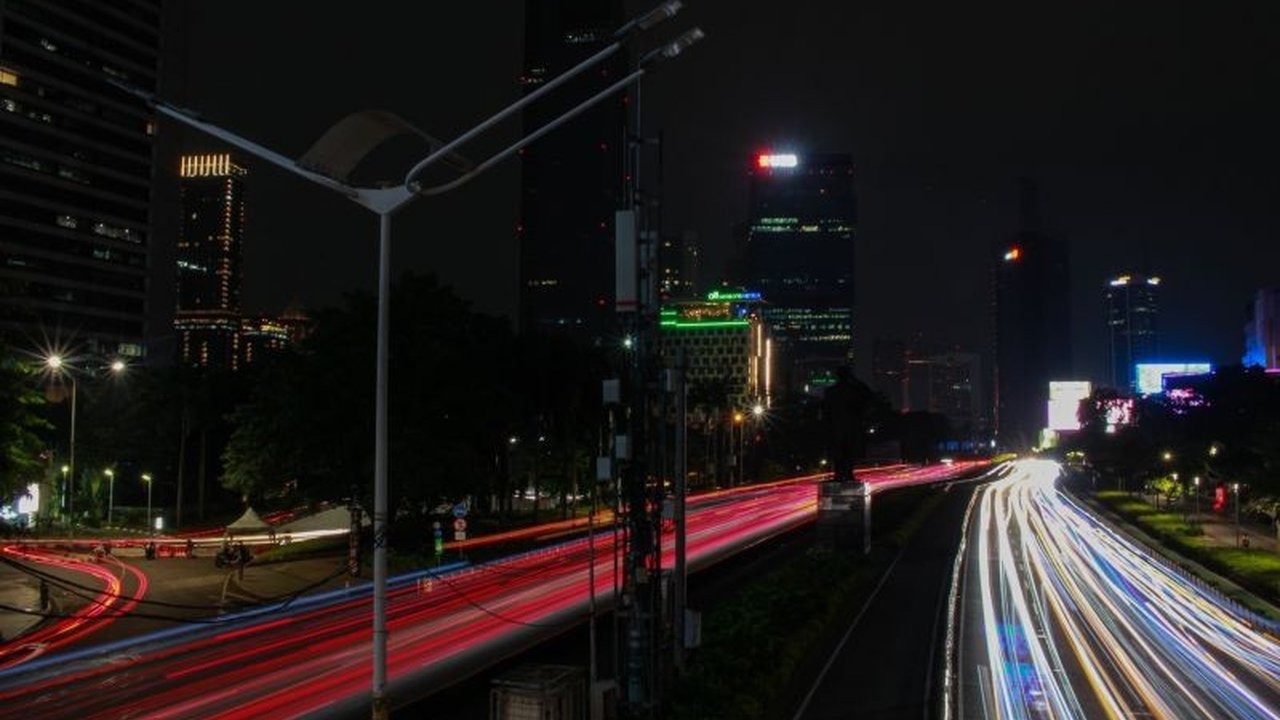 Kampanye penghematan energi Jakarta selama satu jam berhasil memangkas 60 ton emisi karbon. Aksi sederhana ini menunjukkan dampak nyata bagi lingkungan dan mendorong partisipasi publik dalam upaya keberlanjutan.