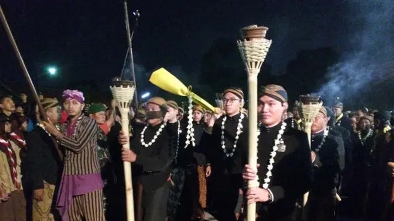 Salah satu tombak pusaka ikut dikirap. 2015 merdeka.com/arie sunaryo