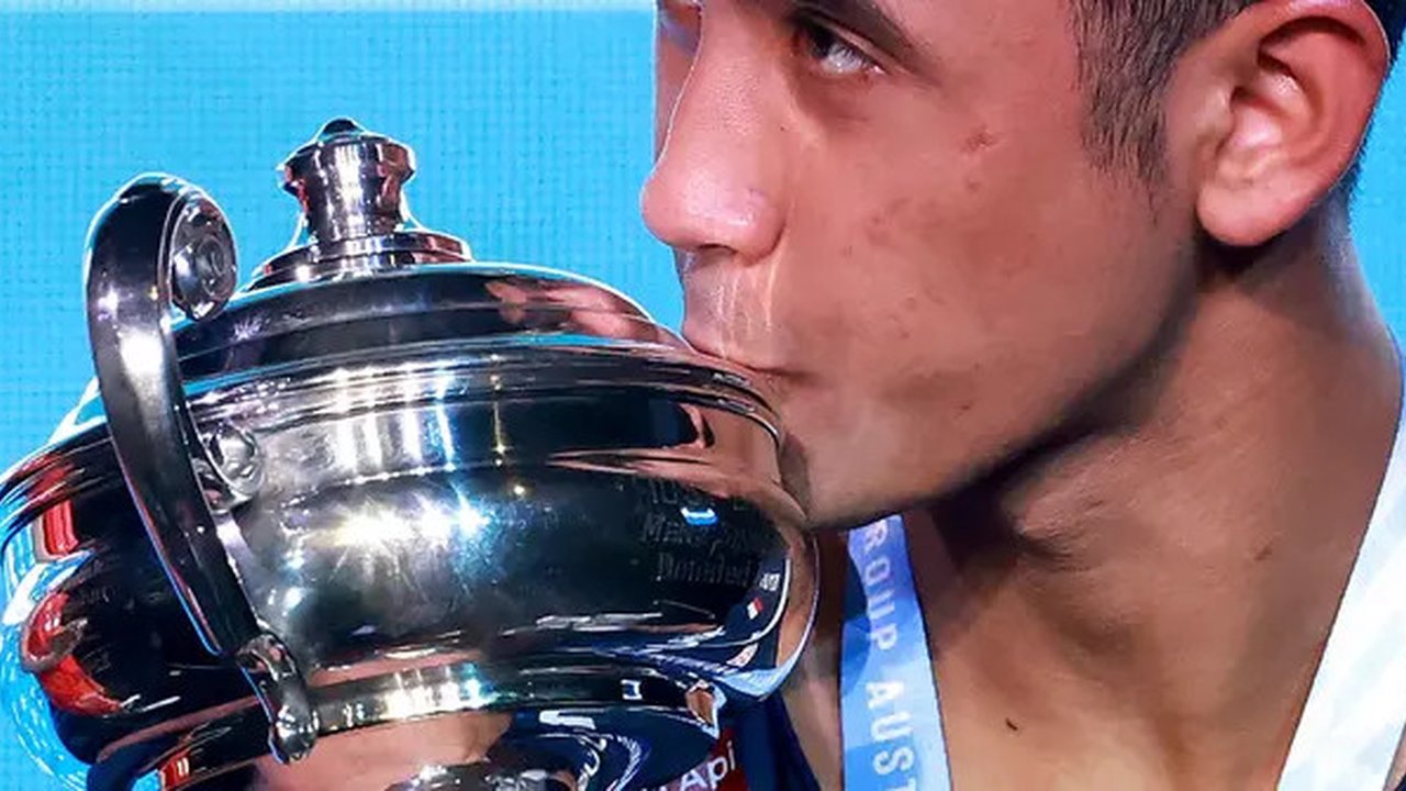 Tunggal putra Indonesia, Alwi Farhan, mencium trofi setelah mengalahkan Dong Tian Yao dari (Tiongkok) di final turnamen bulu tangkis Australia Open 2026, Sydney, pada Minggu 14 Juni 2026. (DA
