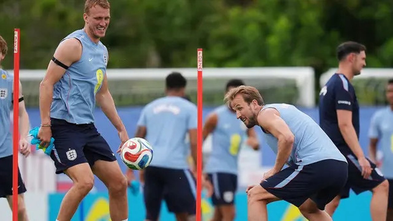 Kapten Timnas Inggris, Harry Kane (kanan), menyundul bola melewati Dan Burn (kedua dari kiri) saat sesi latihan Timnas Inggris di Palm Beach Gardens, Florida, Selasa, 9 Juni 2026, menjelang t