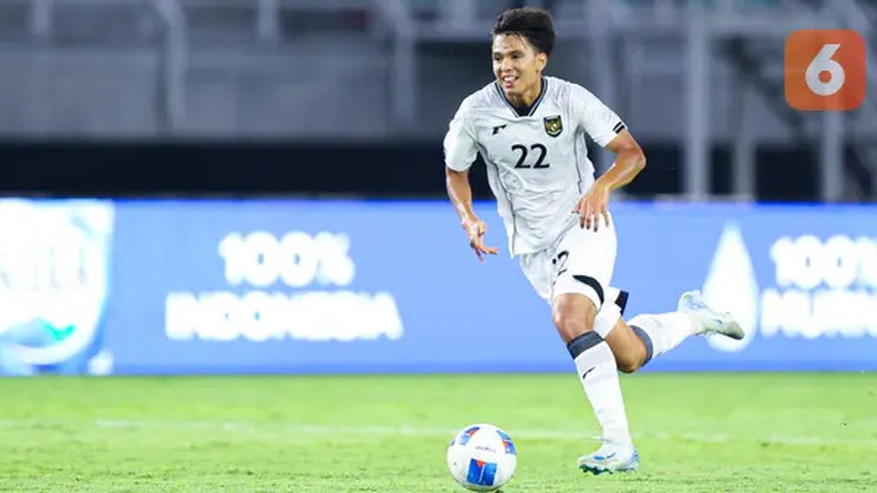 Pemain Timnas Indonesia, Adrian Wibowo, saat melawan Timnas Lebanon dalam laga FIFA Matchday 2025 di Stadion Gelora Bung Tomo, Surabaya, Senin (8/9/2025). (Bola.com/Abdul Aziz)