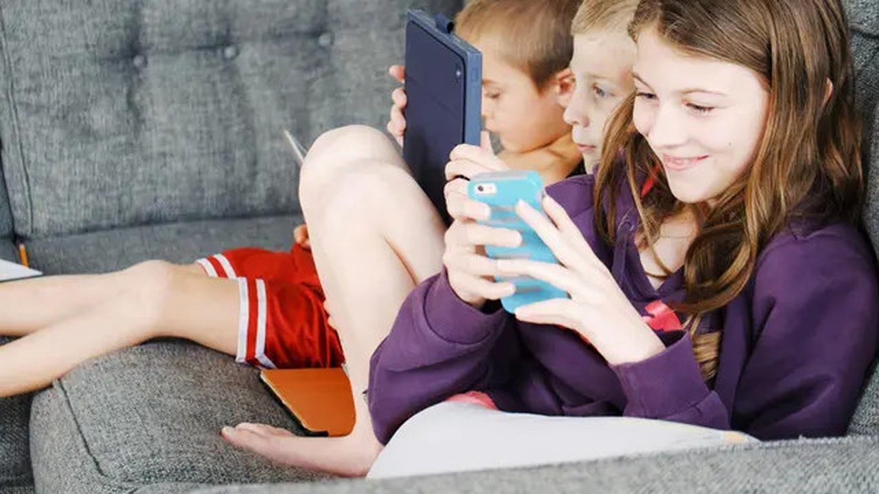 Pemahaman tentang privasi dapat membantu anak lebih sadar terhadap keberadaan jejak digital (Sumber: Pexels.com)