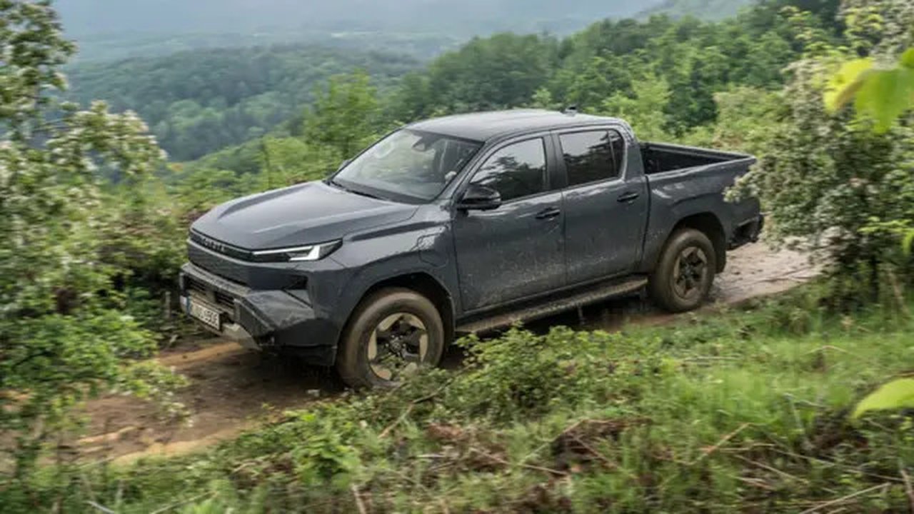 Toyota Hilux BEV Meluncur, Jarak Tempuh Tembus 380 Km di Perkotaan (ArenaEV)