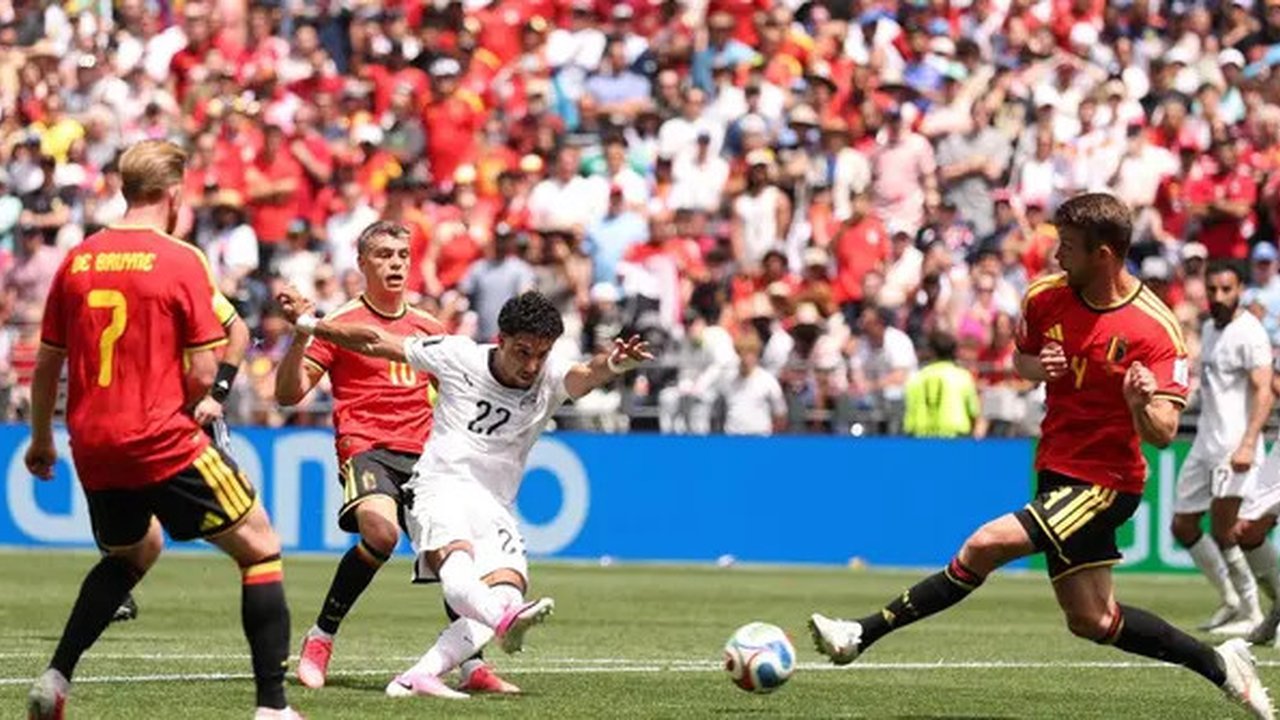 Pemain Timnas Mesir, Omar Marmoush, melepaskan tembakan di depan pemain Belgia, Brandon Mechele, dalam pertandingan pertama kedua tim di Grup G Piala Dunia 2026 yang berlangsung di Seattle St