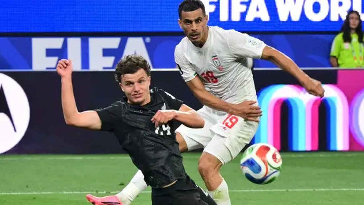 Bek Selandia Baru, Callan Elliot, dan bek Iran, Ali Nemati, bertarung dalam laga Grup G Piala Dunia 2026 di Los Angeles Stadium, Inglewood, Selasa (16/6/2026) pagi WIB. (Frederic J. Brown / A