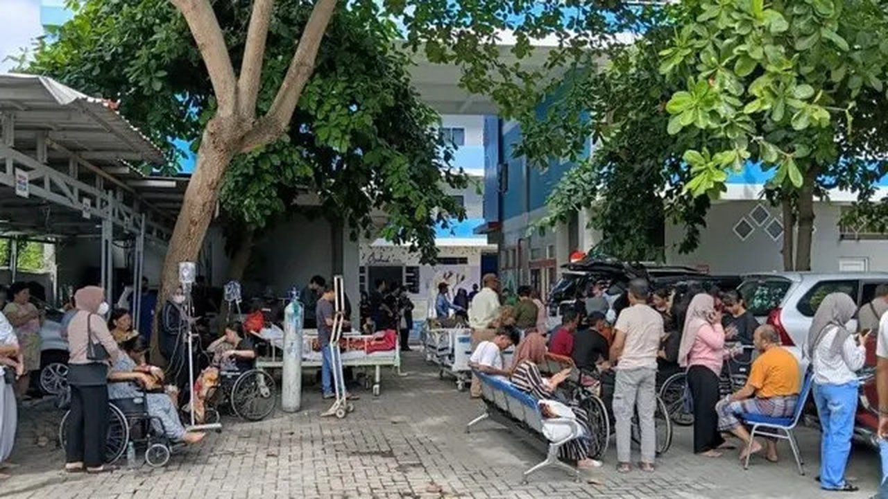 Pasien RS Samaritan berhamburan keluar setelah gempa bumi mengguncang Kota Palu. (Dok. Antara)