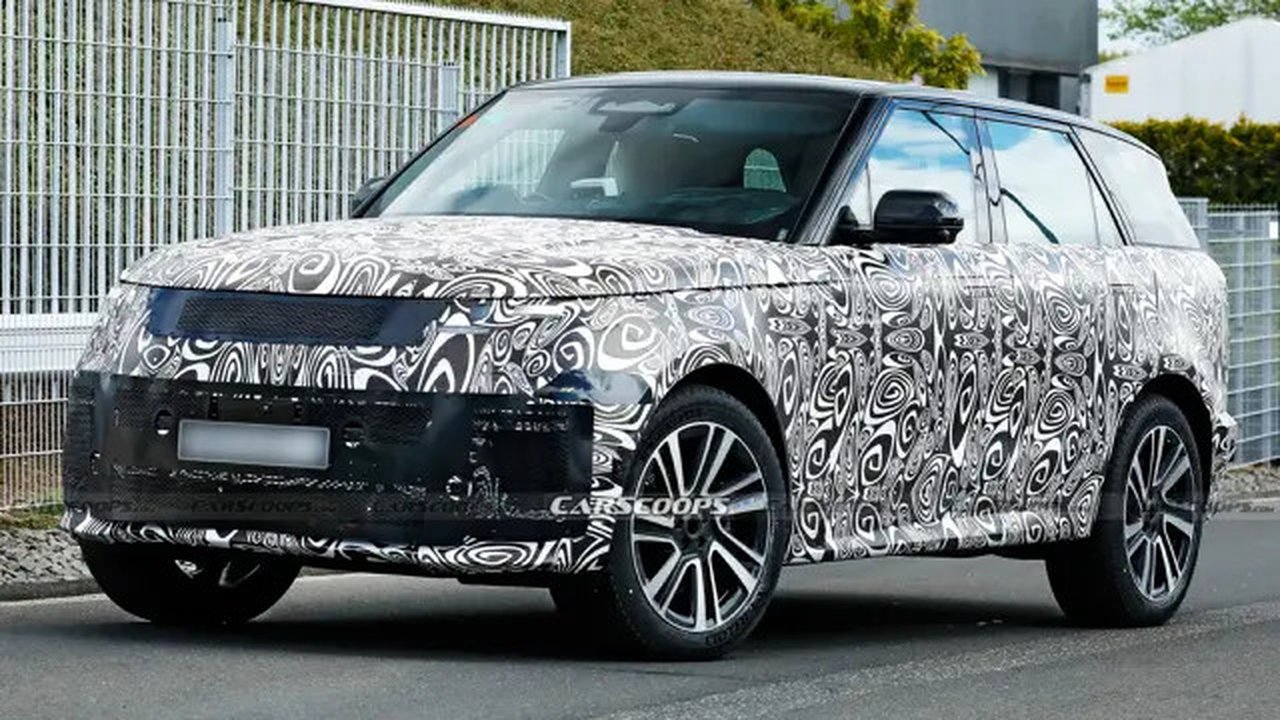 Generasi terbaru Range Rover Sport masih tertutup kamuflase. (Carscoops)
