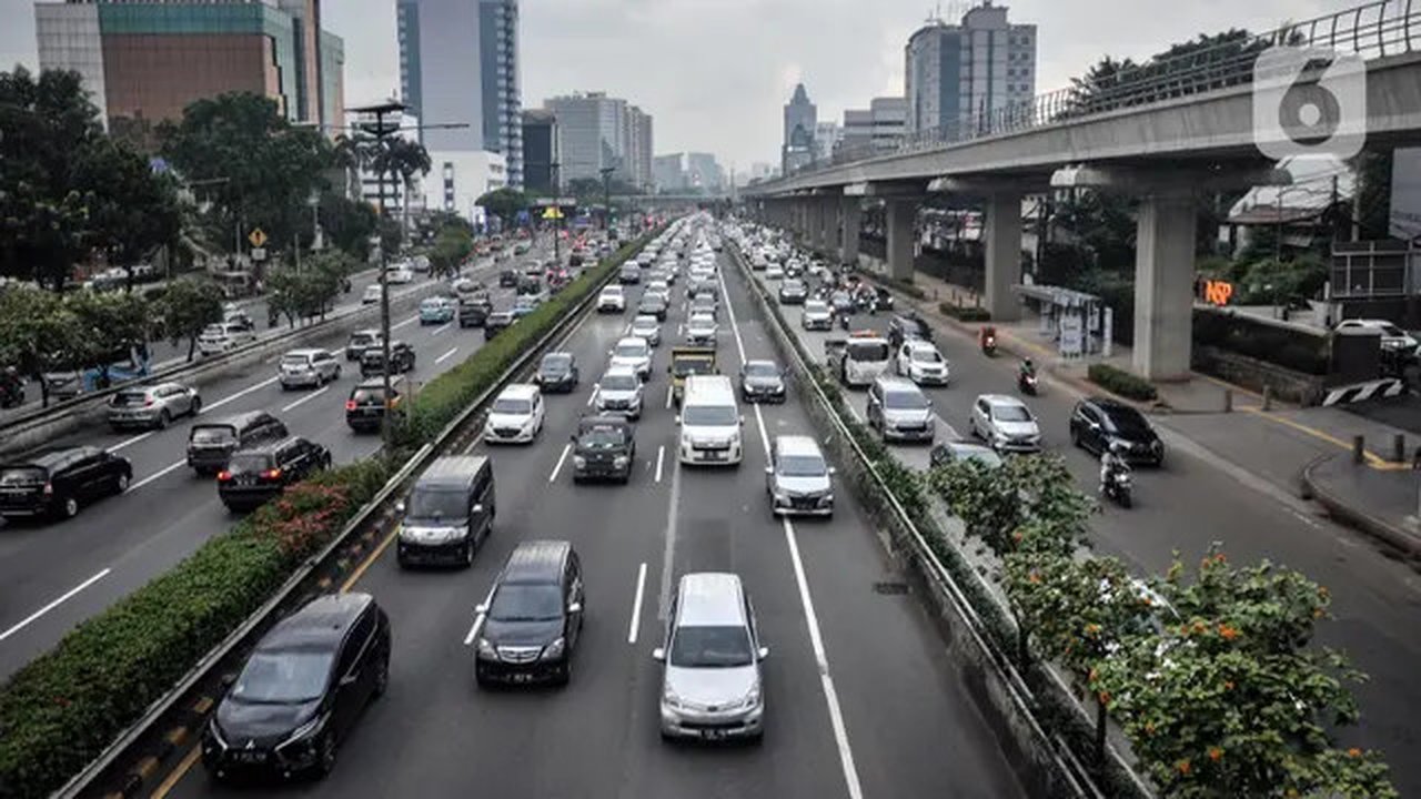 Arus kendaraan saat melintas di ruas Tol Dalam Kota dan Jalan MT Haryono, Jakarta, Rabu (27/4/2022). Kepala Dinas Perhubungan DKI Jakarta Syafrin Liputo menjelaskan, sistem ganjil genap ya