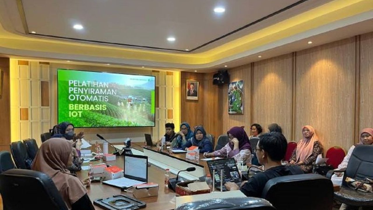 Dinas Ketahanan Pangan (DKP) Kota Tangerang gencar melatih Kelompok Wanita Tani (KWT) dalam penggunaan teknologi penyiraman otomatis IoT, langkah strategis mewujudkan pertanian perkotaan modern dan mandiri.