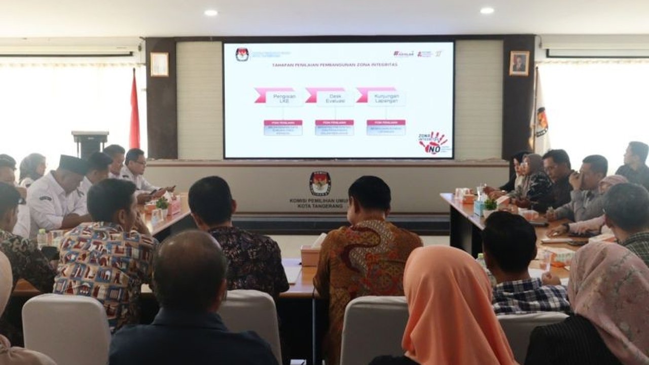 KPU Kota Tangerang menjadi rujukan studi banding bagi KPU Jakarta Timur dan Tangerang Selatan dalam membangun Zona Integritas. Ini adalah langkah penting menuju wilayah bebas korupsi dan birokrasi bersih serta melayani.