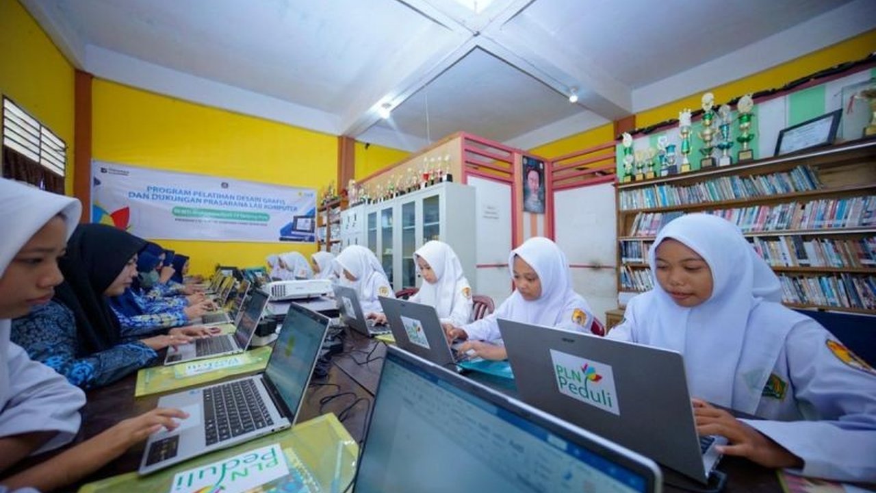 PLN UID Sumatera Utara menginisiasi program penguatan Literasi Digital PLN Sumut bagi siswa MTs Muhammadiyah 19 Langkat, membekali mereka dengan pelatihan desain grafis dan sarana komputer.