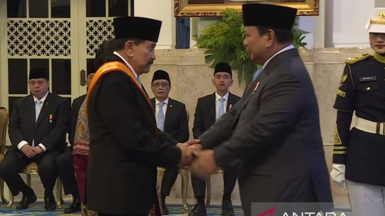 Presiden Prabowo Subianto menganugerahkan Bintang Republik Indonesia Utama kepada A.M. Hendropriyono atas jasa luar biasa di bidang pertahanan dan intelijen. Apa saja kontribusinya?