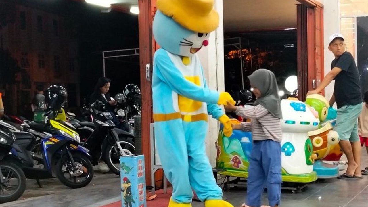 Dinas Sosial Kota Mataram tingkatkan pengawasan PMKS jalanan, terutama manusia silver dan badut, karena meresahkan dan terindikasi pemerasan, butuh tindakan tegas.