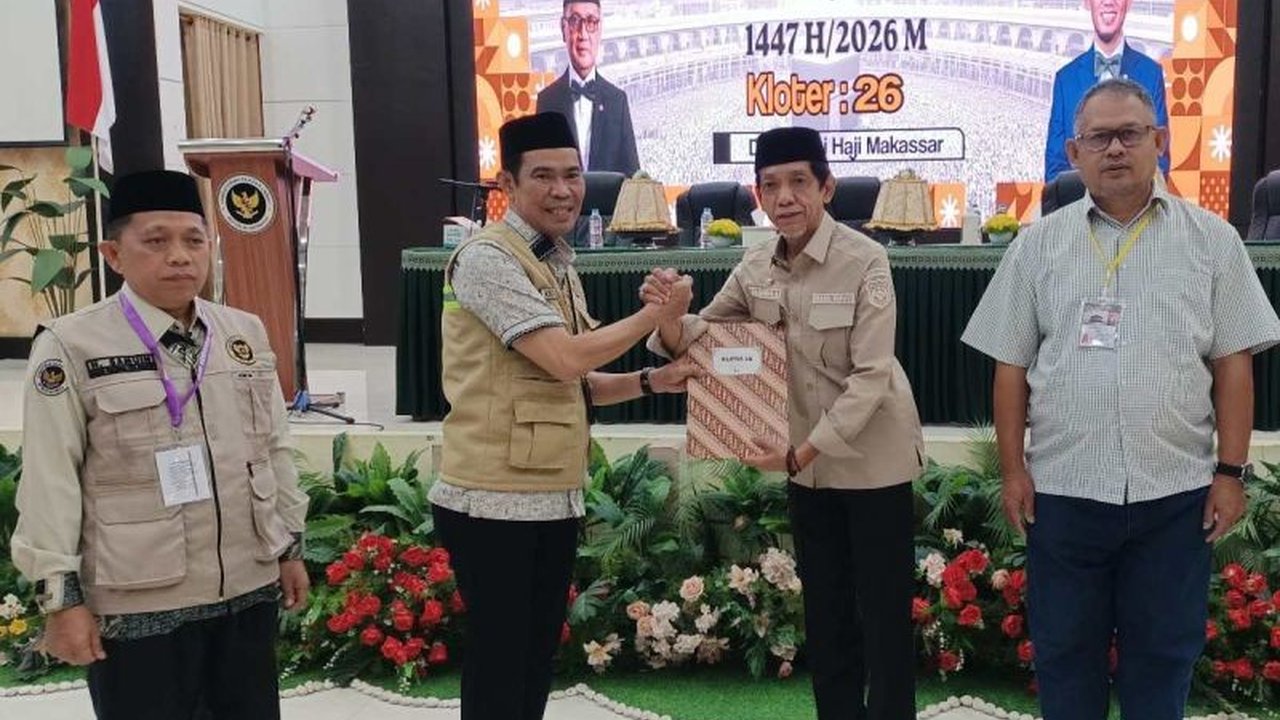 Ratusan jamaah haji kloter 26 Makassar telah tiba di tanah air, membawa harapan menjadi haji mabrur. Mereka berasal dari Maluku, Papua Barat, dan Sulawesi Selatan.