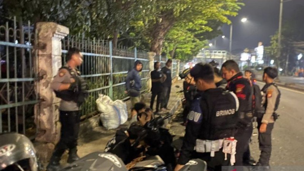 Patroli gabungan Satbrimob Polda Metro Jaya dan Polres Metro Jakarta Timur berhasil membubarkan tawuran remaja Jaktim di Kramat Jati, mengamankan empat pelaku beserta senjata tajam.
