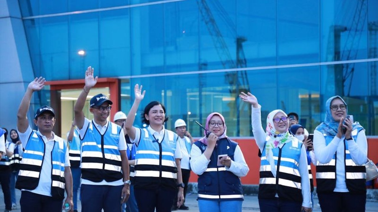 PT Pelayaran Nasional Indonesia (Pelni) melakukan rombak direksi besar-besaran, menunjuk Budi Setyawan Wijaya sebagai Direktur Utama yang baru. Perubahan ini diharapkan dapat memperkuat kinerja perusahaan pelayaran nasional tersebut.