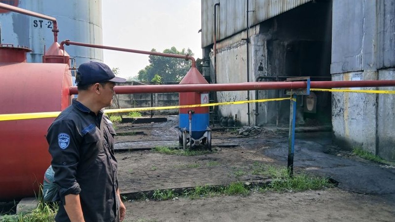 Kementerian Lingkungan Hidup (KLH) melakukan penyegelan perusahaan limbah B3 ilegal di Tangerang. Tindakan tegas ini diambil setelah ditemukan pelanggaran serius yang mencemari lingkungan.