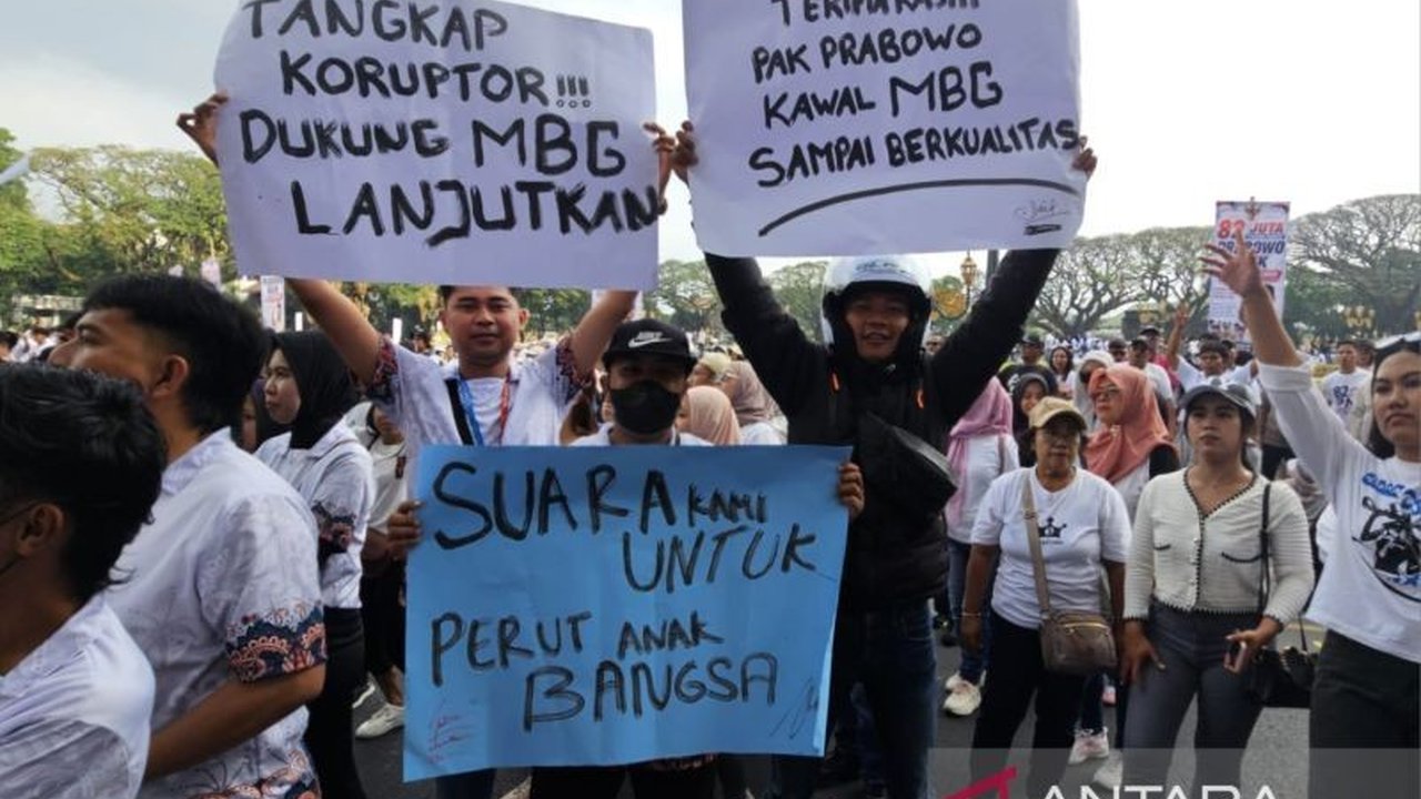 Massa aksi di Malang Raya menyatakan dukungan kuat terhadap keberlanjutan Program Makan Bergizi Gratis (MBG) Prabowo, meyakini manfaat positifnya bagi gizi dan ekonomi masyarakat.