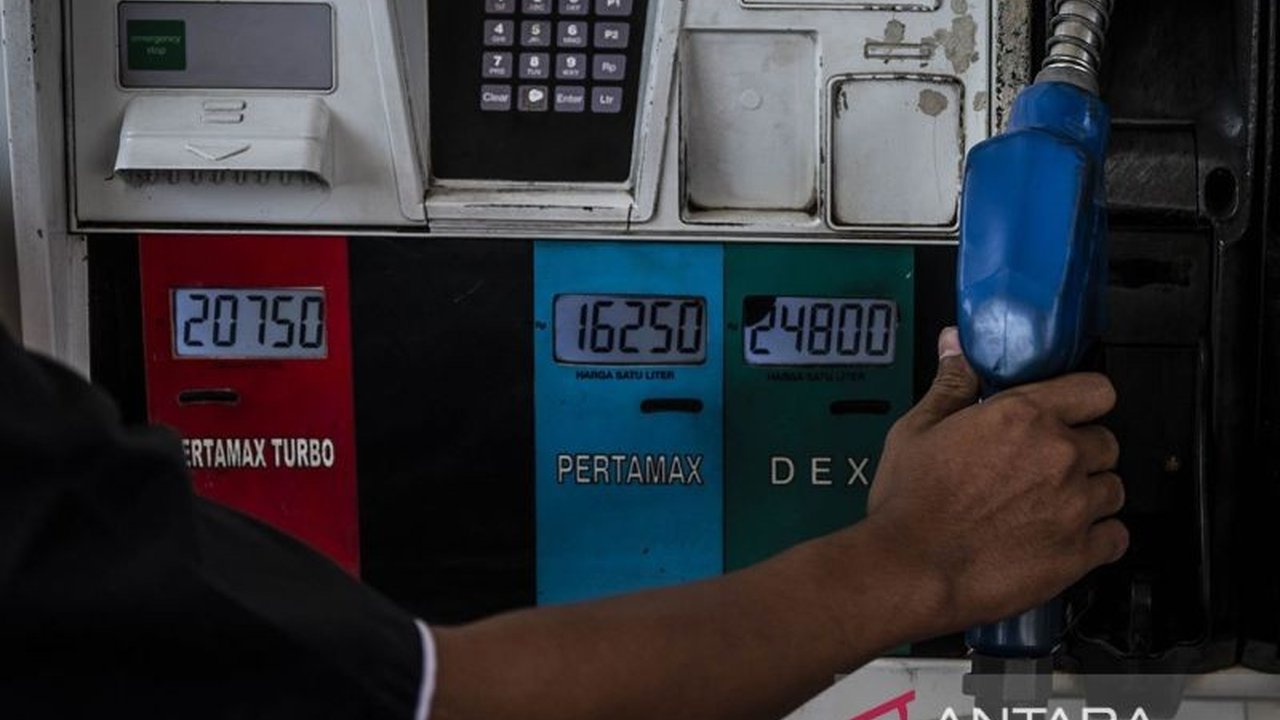 Harga Pertamax diprediksi akan mengalami penurunan bertahap hingga Desember 2026, menawarkan potensi keringanan bagi konsumen seiring stabilnya kondisi pasar global.