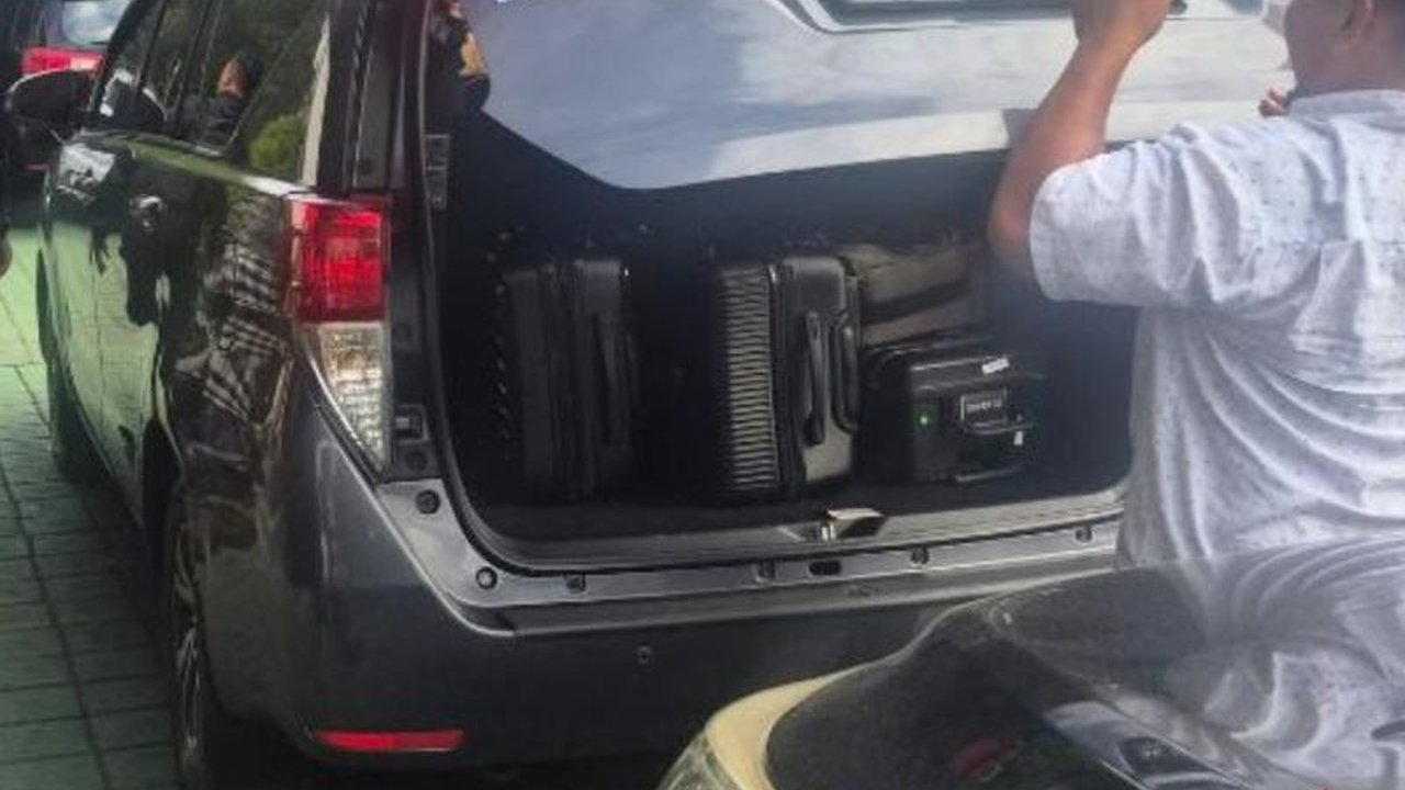 KPK menyita bukti elektronik dan dokumen dari Kantor Imigrasi Denpasar, Bali, untuk memperkuat kasus dugaan pemerasan izin tinggal WNA. Kasus ini menyeret Wakil Menteri Imigrasi dan Pemasyarakatan Silmy Karim, yang telah diperiksa sebagai tersangka.