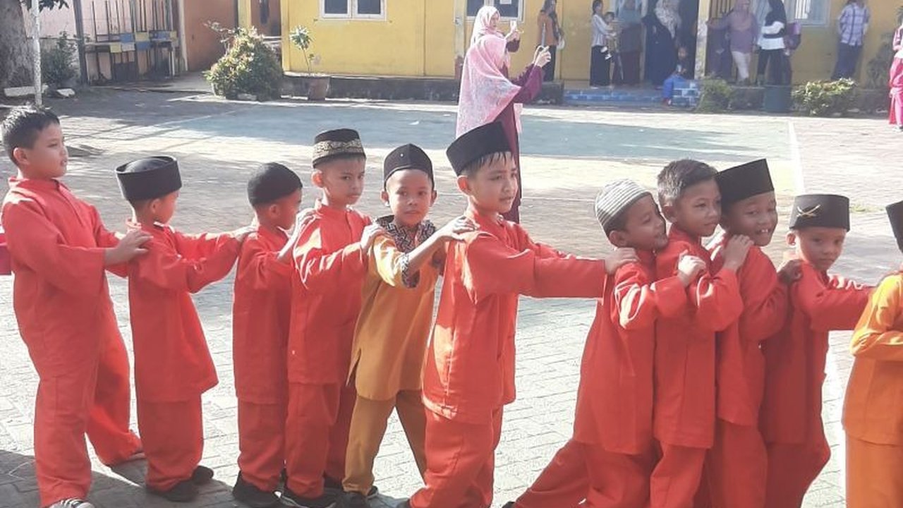 Pemerintah Kota Tanjungpinang mengklarifikasi bahwa pendaftaran Sistem Penerimaan Murid Baru (SPMB) Tanjungpinang tahun ajaran 2026/2027 tidak mewajibkan penggunaan Kartu Keluarga (KK) ber-barcode, cukup KK yang sah dan berlaku.
