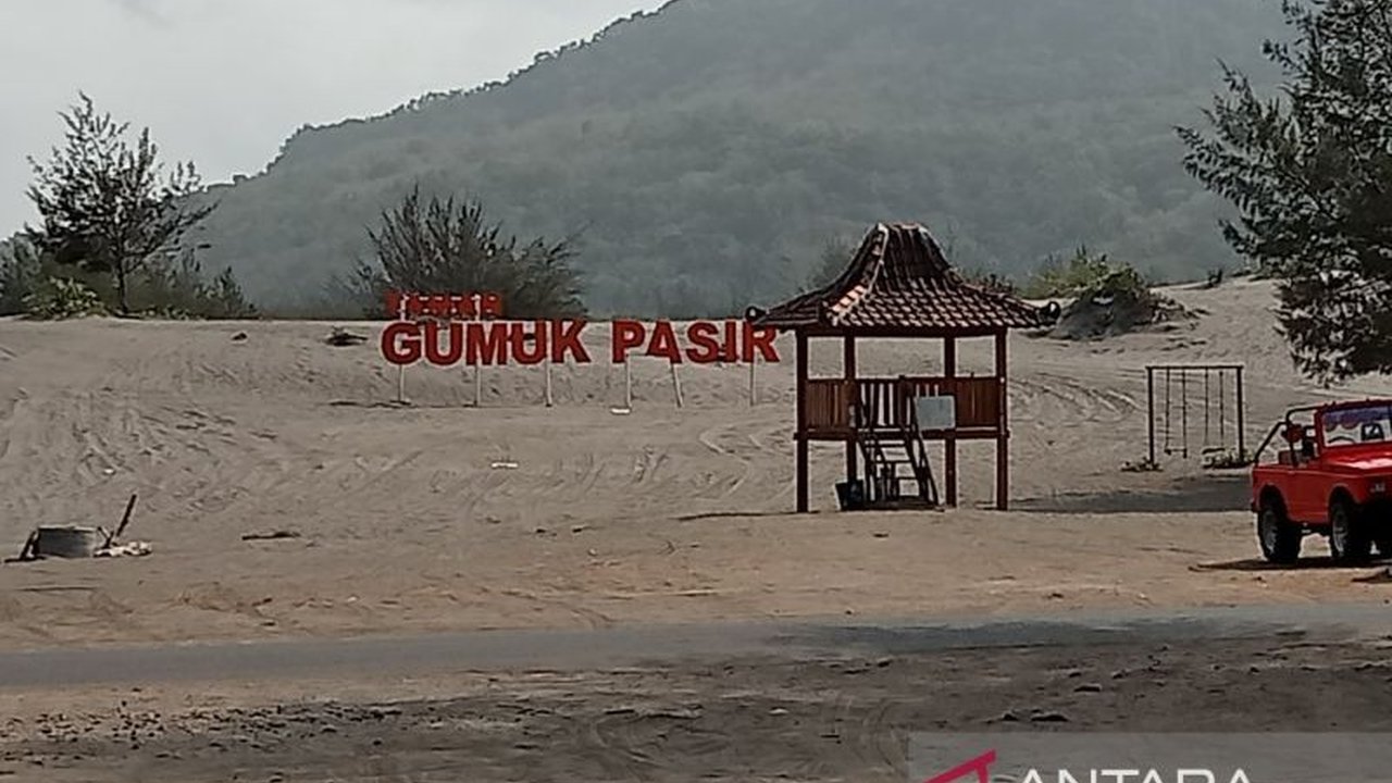 Pemerintah Kabupaten Bantul serius melakukan penataan Gumuk Pasir Parangtritis untuk menjaga fungsi konservasi, termasuk rencana penyesuaian rute jip wisata agar gundukan pasir kembali tumbuh.
