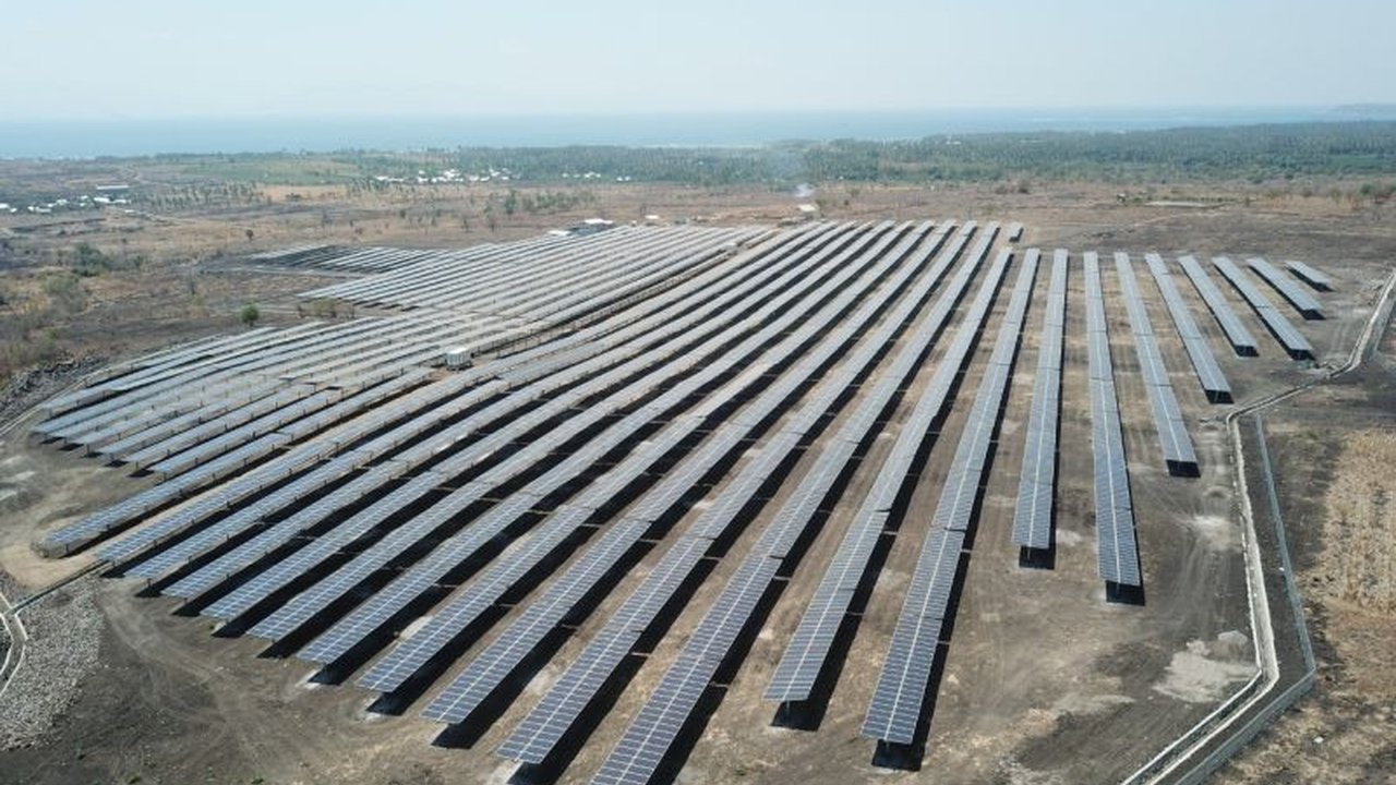 Transisi Energi Bersih Indonesia menunjukkan percepatan signifikan, dengan kontribusi energi terbarukan melampaui target tahunan pada April 2026, menandai era baru pertumbuhan sektor ini.