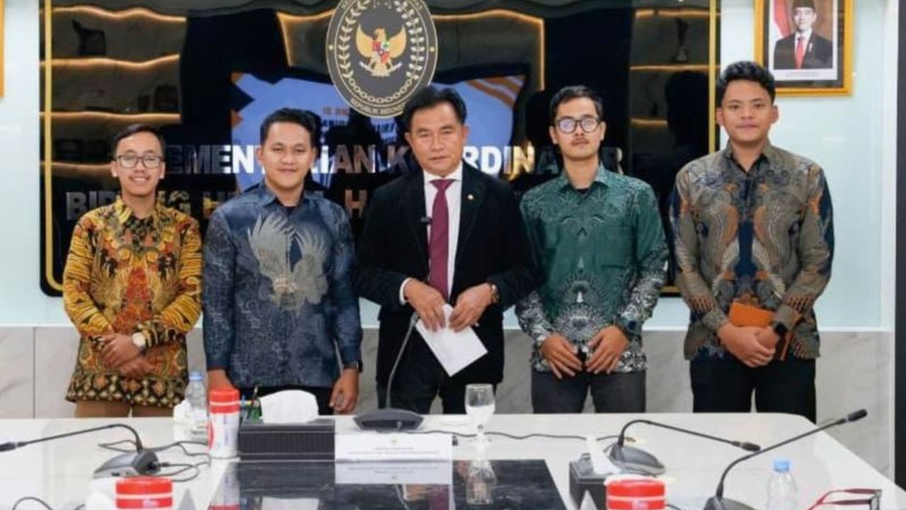 Menko Yusril Ihza Mahendra akan menyampaikan tuntutan BEM SI kepada Presiden Prabowo Subianto, menegaskan komitmen pemerintah terhadap kritik dan kebebasan berpendapat.