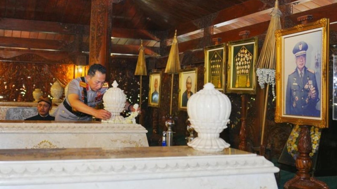 Kapolri Jenderal Listyo Sigit Prabowo ziarah ke makam Presiden Soeharto di Karanganyar. Kunjungan ini menyerap nilai kepemimpinan dan perjuangan para pemimpin bangsa jelang Hari Bhayangkara ke-80.