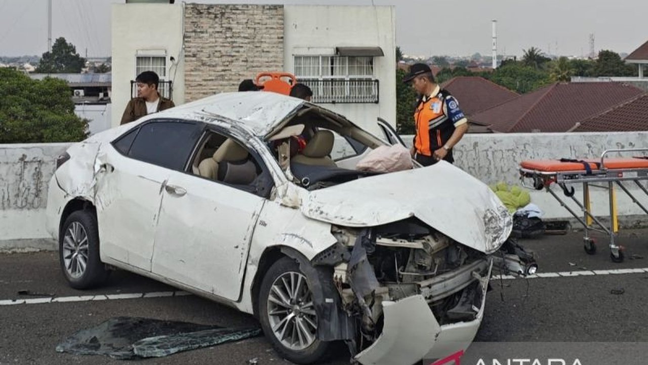 Delapan orang terluka dalam kecelakaan beruntun yang melibatkan tiga mobil di Tol Becakayu KM 07.400 Jalur B arah Cawang, Jakarta Timur, akibat pengemudi sedan kehilangan kendali.