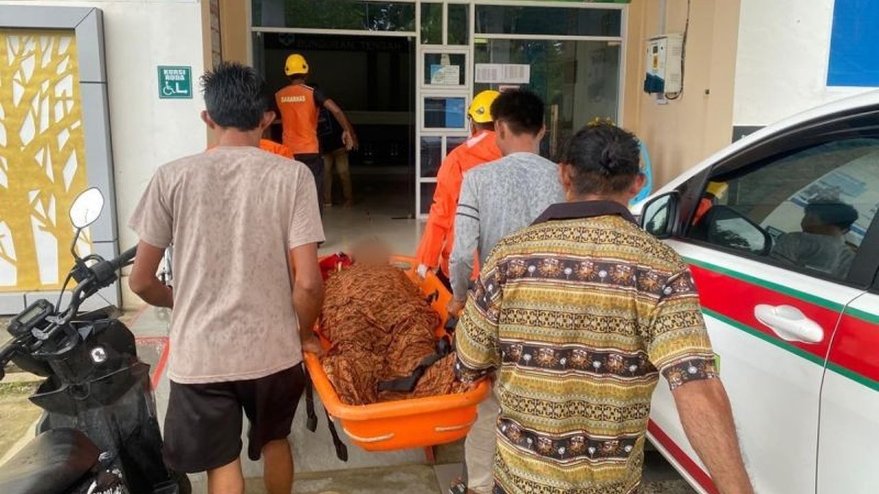 Tim SAR gabungan di Natuna berhasil melakukan evakuasi terhadap seorang nelayan yang diduga meninggal dunia akibat tersambar petir saat mencari kepiting. Simak detail Evakuasi Nelayan Natuna ini.