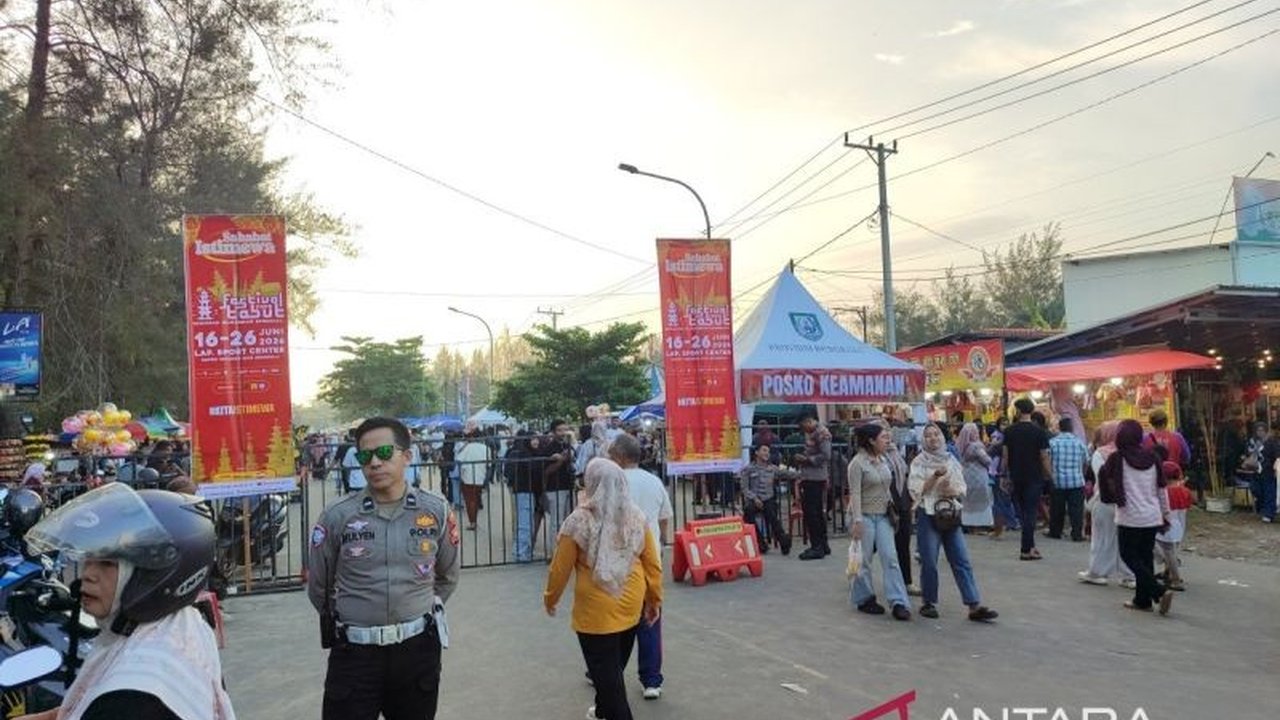 Antisipasi penumpukan limbah, Pemerintah Kota Bengkulu menyiagakan puluhan petugas kebersihan guna memastikan Pengelolaan Sampah Festival Tabut 2026 berjalan optimal di Pantai Panjang.