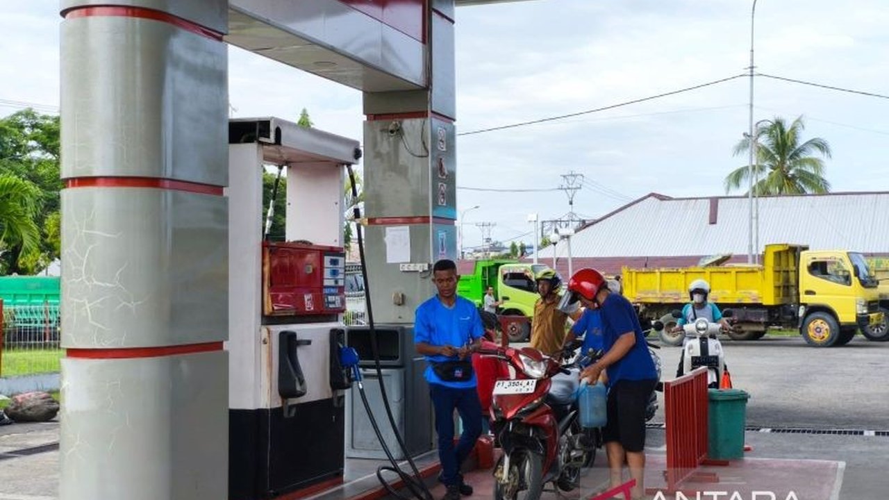 Bupati Nabire Mesak Magai mengeluarkan Surat Edaran (SE) untuk Penataan Distribusi BBM Subsidi Nabire, bertujuan mengatasi antrean panjang dan penyalahgunaan demi penyaluran tepat sasaran.