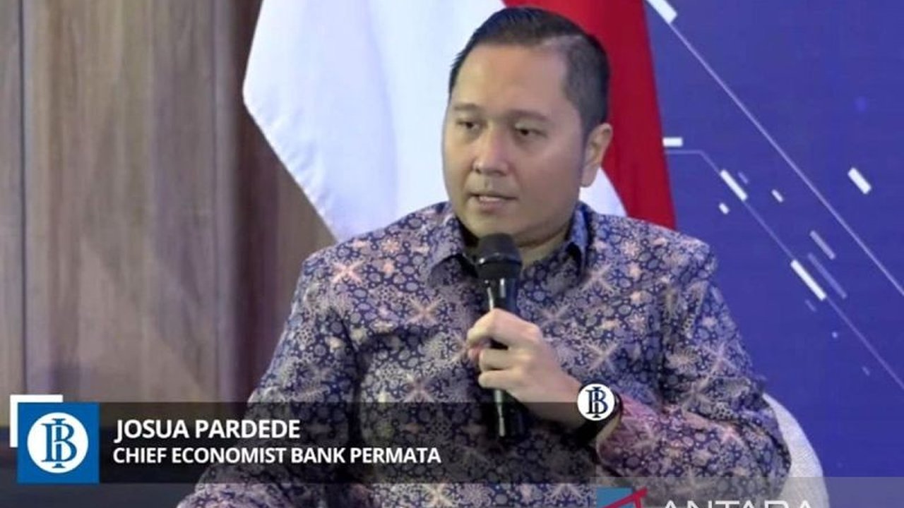 Kepala Ekonom PermataBank Josua Pardede menyoroti potensi SRBI menyedot likuiditas bank. Ia mengingatkan BI untuk memastikan Sekuritas Rupiah Bank Indonesia tidak memicu kenaikan bunga simpanan berlebihan.