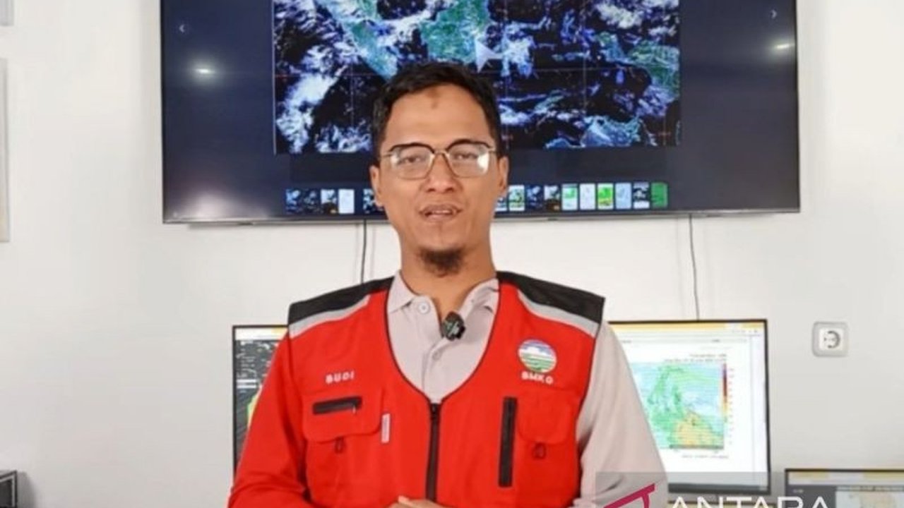BMKG mengeluarkan Peringatan Cuaca Ekstrem Sumut, meliputi potensi hujan lebat disertai angin kencang dan petir di daratan serta gelombang tinggi di perairan. Masyarakat diimbau waspada.