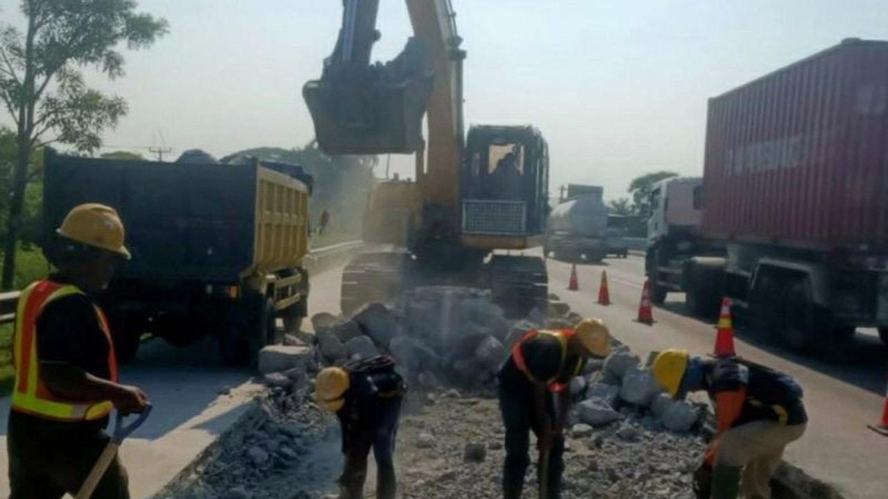 PT Jasamarga Transjawa Tol (JTT) kembali melanjutkan kegiatan pemeliharaan berkala di sejumlah titik ruas Jalan Tol Jakarta-Cikampek. Pemeliharaan ini penting untuk menjaga kualitas infrastruktur dan keandalan jalan tol.