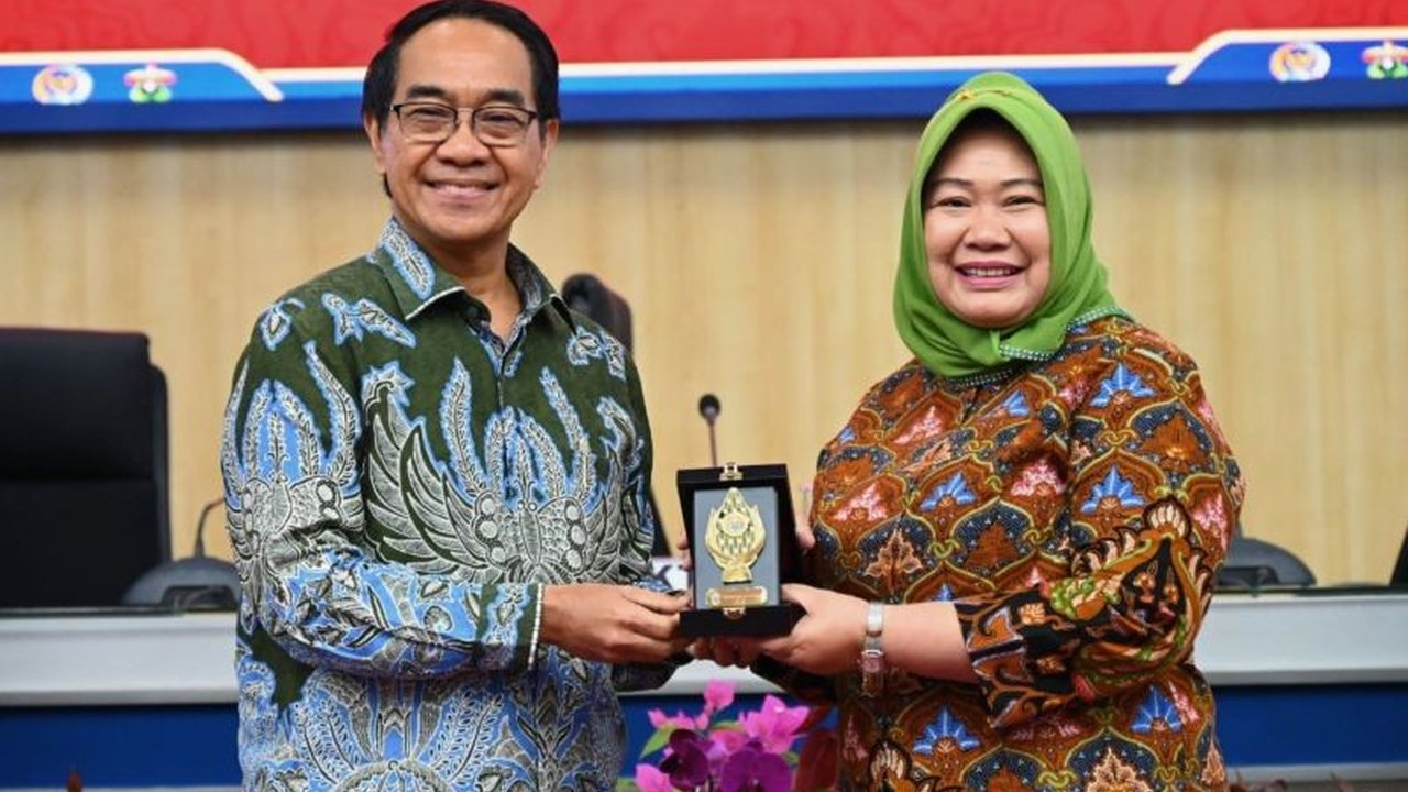 Majelis Permusyawaratan Rakyat (MPR) RI membuka pintu masukan dari perguruan tinggi terkait UUD 1945. Diskusi ini diharapkan menemukan solusi atas permasalahan konstitusi atau implementasinya, menegaskan peran krusial kampus.