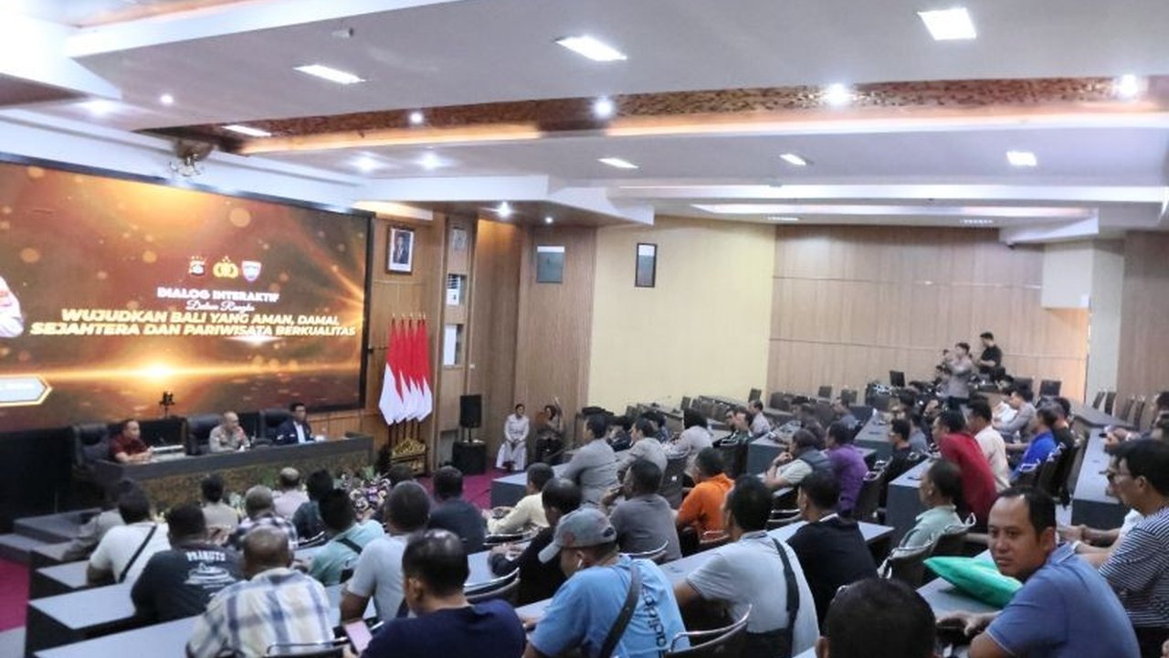 Polda Bali bersama Densus 88 Antiteror Polri mengajak masyarakat mewaspadai penyebaran paham radikalisme digital yang semakin masif, menekankan pentingnya kesadaran kolektif demi keamanan dan ketertiban di Bali.
