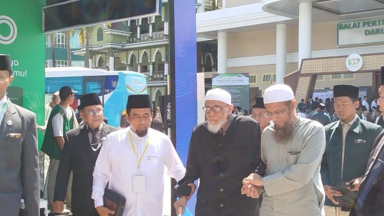 Tokoh ulama Abu Bakar Ba'asyir menyampaikan apresiasi tinggi terhadap perjalanan panjang Pondok Modern Darussalam Gontor yang telah berkiprah satu abad di dunia pendidikan Islam, mendorong peran pesantren dalam membentuk karakter generasi muda.