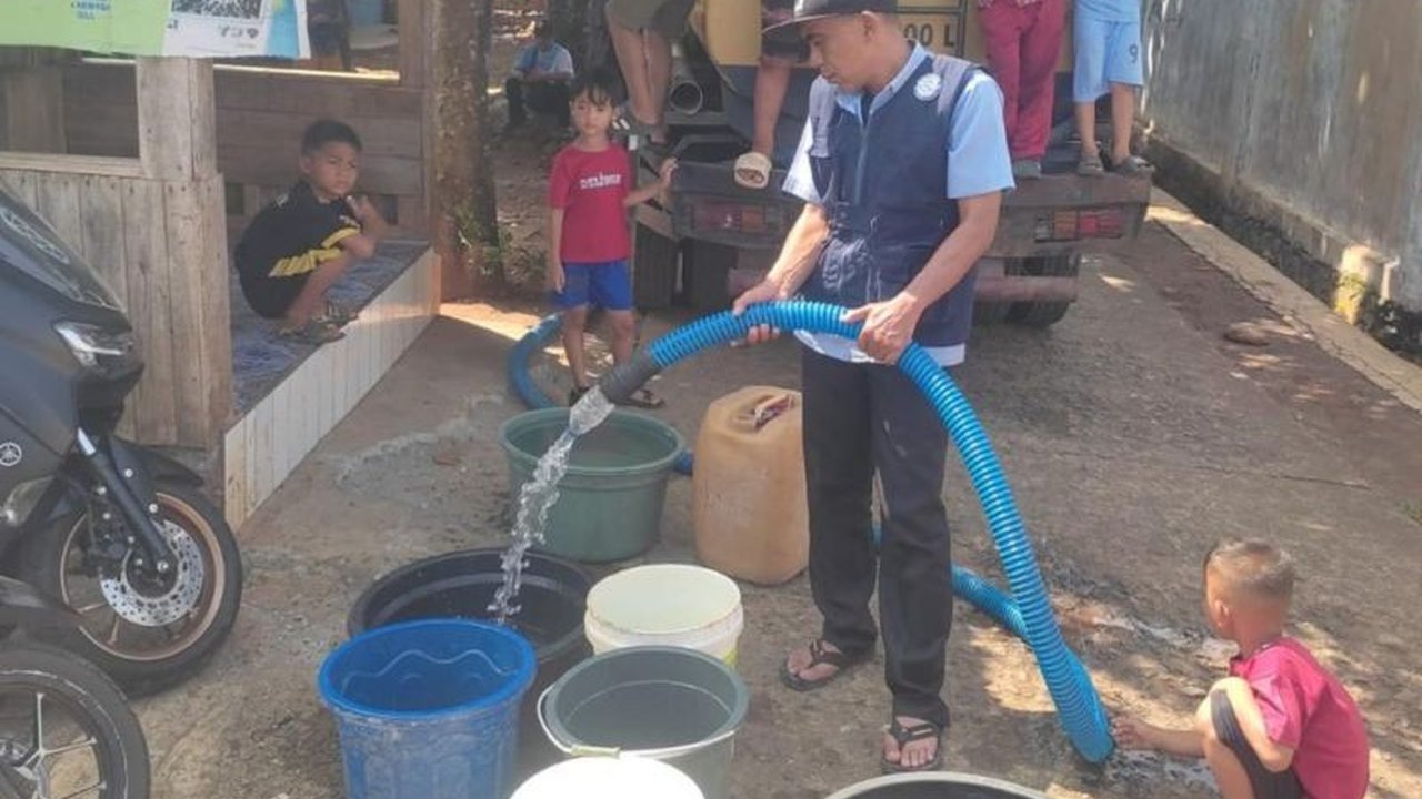 PDAM Tirta Intan Garut bergerak cepat menyalurkan Bantuan Air Bersih Garut gratis ke wilayah terdampak kekeringan akibat musim kemarau. Simak daerah mana saja yang sudah menerima bantuan vital ini.
