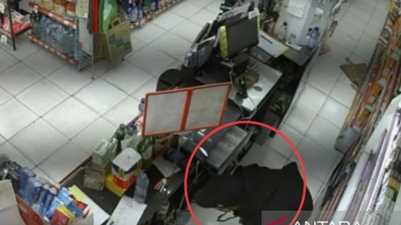 Tim Jatanras Polda Metro Jaya berhasil mengungkap kasus perampokan minimarket di Bekasi. Polisi tangkap perampok minimarket Bekasi yang ternyata seorang mahasiswa berinisial ARM, beraksi menggunakan pistol korek api.