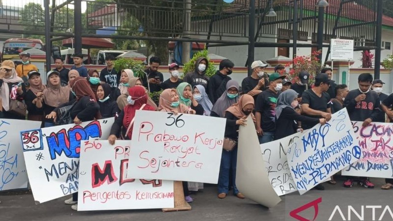 Ratusan warga Jember menggelar aksi damai, menyuarakan dukungan kuat agar pemerintah melanjutkan Program Makan Bergizi Gratis yang dinilai sangat bermanfaat bagi masyarakat.