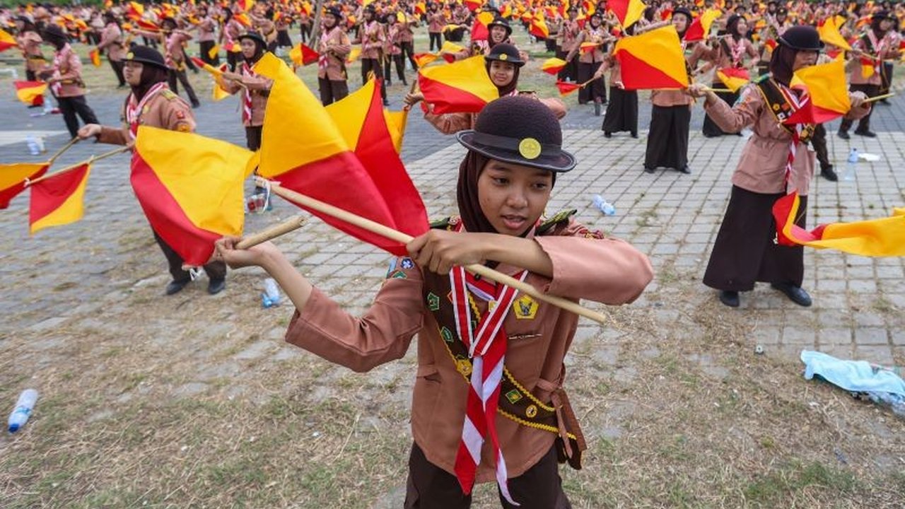 Pramuka Surabaya berhasil memecahkan tiga rekor Museum Rekor Dunia Indonesia (MURI) sekaligus, melibatkan puluhan ribu peserta dalam kegiatan Basuh Kaki Orang Tua, Pengukuhan Garuda, dan Demonstrasi Semaphore. Simak detailnya!