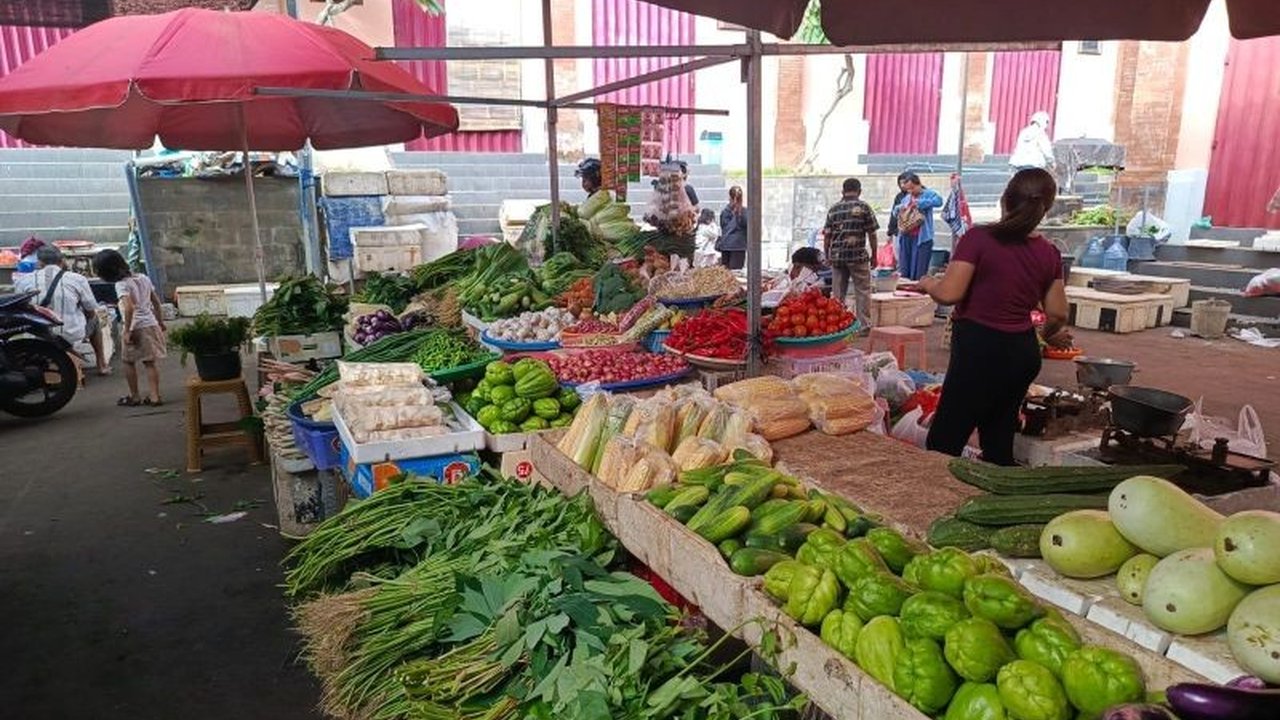 Setelah perayaan Hari Raya Galungan, harga kebutuhan pokok di Singaraja menunjukkan tren stabil. Penurunan permintaan dan kelancaran pasokan menjadi faktor utama stabilitas harga di pasar tradisional.
