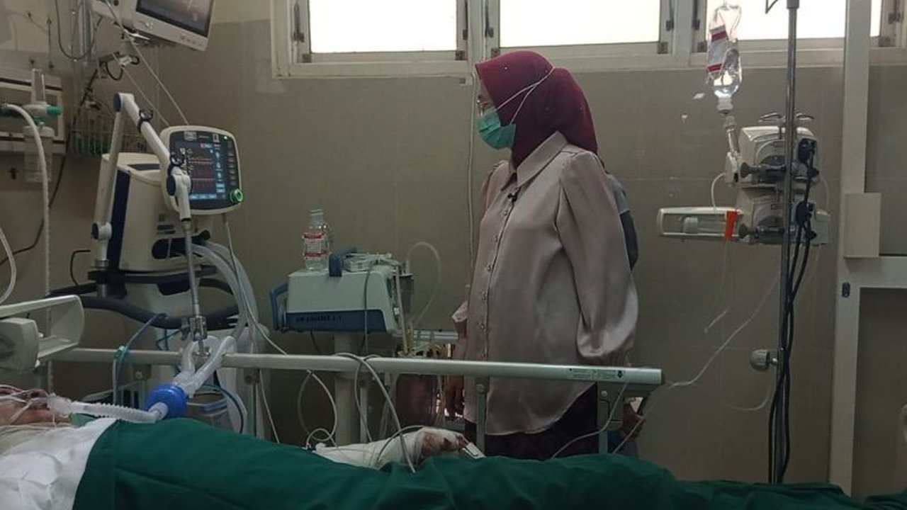 Seorang penambang pasir di Lumajang mengalami luka bakar parah setelah tertimbun material awan panas guguran (APG) Gunung Semeru, kini dirawat intensif di rumah sakit dalam kondisi kritis.