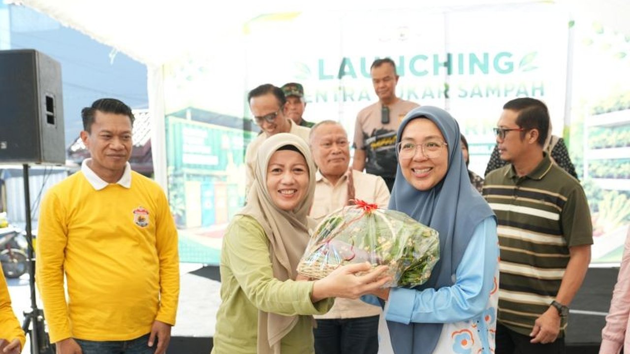 Ketua Dewan Lingkungan Hidup Kota Makassar meresmikan 50 titik urban farming Makassar di Kecamatan Tallo, memperkuat ketahanan pangan dan ekonomi sirkular. Program ini ditargetkan mencapai 100 titik dalam waktu dekat.