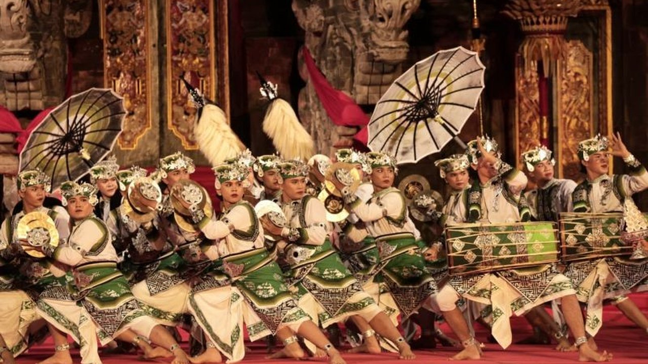 Karya Baleganjur Reng Roh dari Sekaa Gong Kencana Wiguna sukses memukau penonton Pesta Kesenian Bali, menampilkan inovasi dan pelestarian budaya.