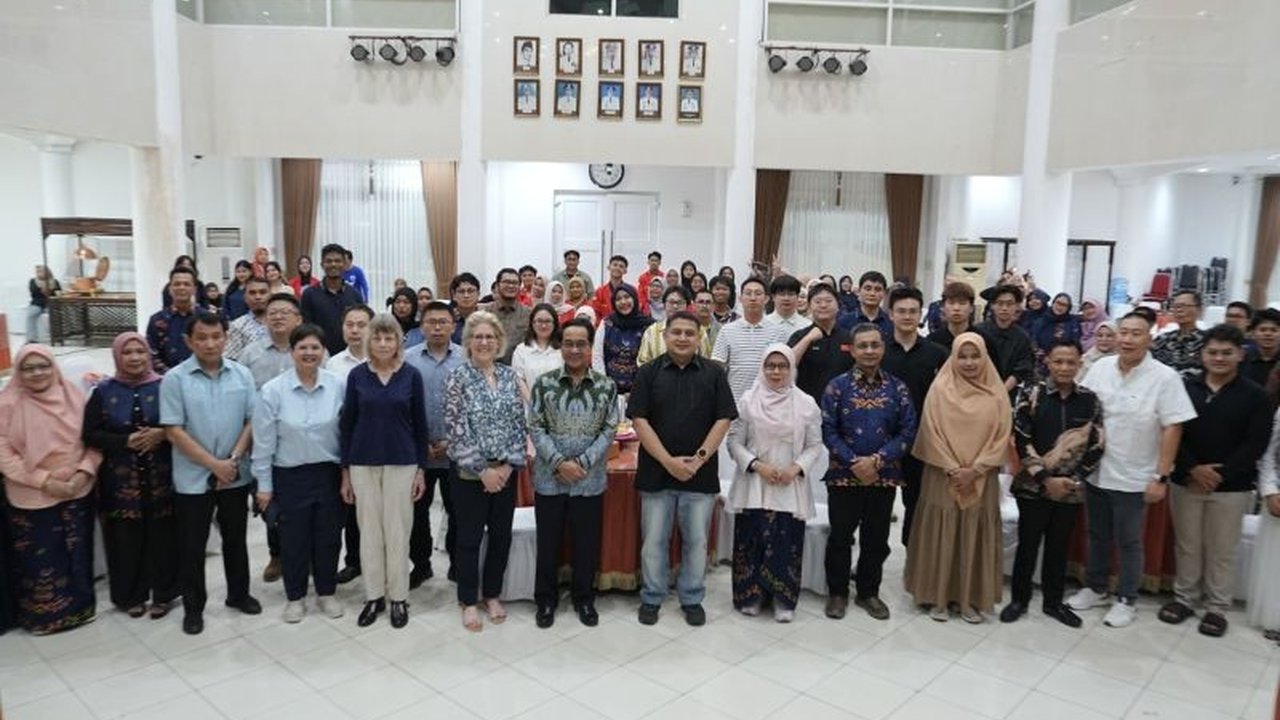 Kota Makassar menjadi pusat perhatian akademisi kelautan dunia dengan menjadi tuan rumah Simposium Kelautan Dunia Makassar, mempertemukan peneliti dan mahasiswa internasional untuk membahas inovasi dan solusi kelautan.