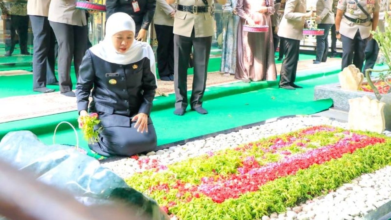 Gubernur Jawa Timur Khofifah Indar Parawansa dan Kapolri Jenderal Listyo Sigit Prabowo berziarah ke makam Bung Karno, mengingatkan kembali pentingnya semangat perjuangan Bung Karno dalam membangun bangsa dan menghadapi tantangan masa kini.