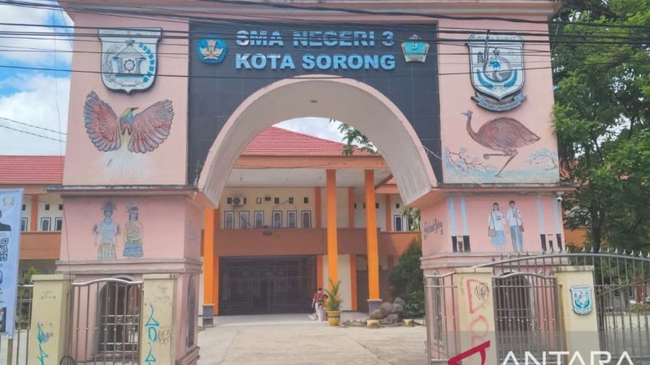 Proses Penerimaan Siswa Baru SMAN 3 Sorong menarik perhatian ratusan calon peserta didik, jauh melebihi daya tampung sekolah yang terbatas.